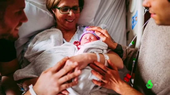 Una mujer de 61 años da a luz a su propia nieta por gestación subrogada Una mujer de 61 años da a luz a su propia nieta por gestación subrogada
