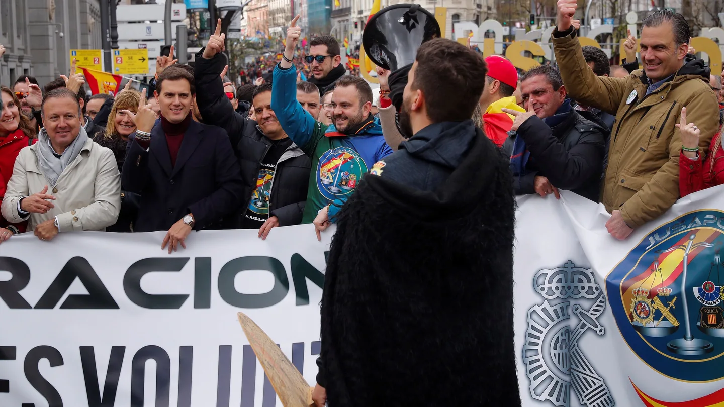 el líder de Ciudadanos, Albert Rivera y el secretario general de Vox, Javier Ortega Smith, entre los manifestantes de Jusapol. el líder de Ciudadanos, Albert Rivera y el secretario general de Vox, Javier Ortega Smith, entre los manifestantes de Jusapol.