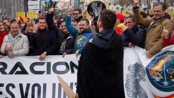 el líder de Ciudadanos, Albert Rivera y el secretario general de Vox, Javier Ortega Smith, entre los manifestantes de Jusapol.
