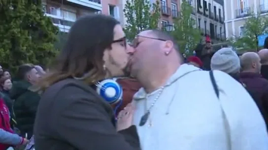 Besada multitudinaria en Madrid Besada multitudinaria en Madrid