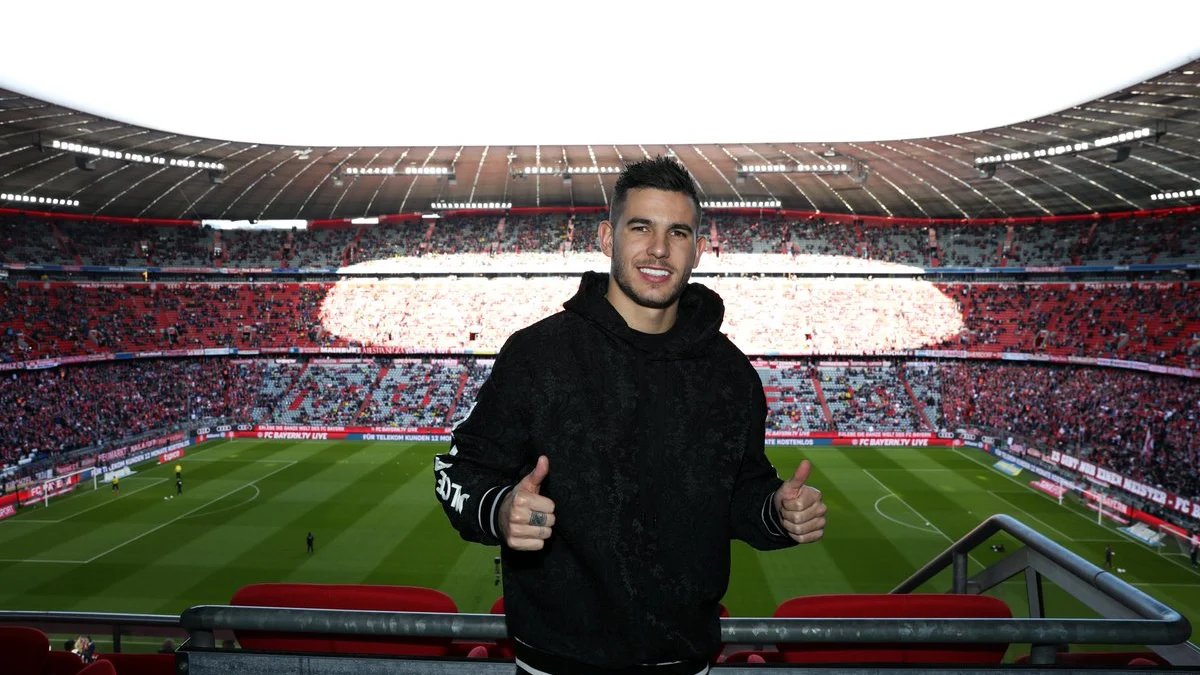 Lucas Hernández posa sonriente en el Allianz Arena