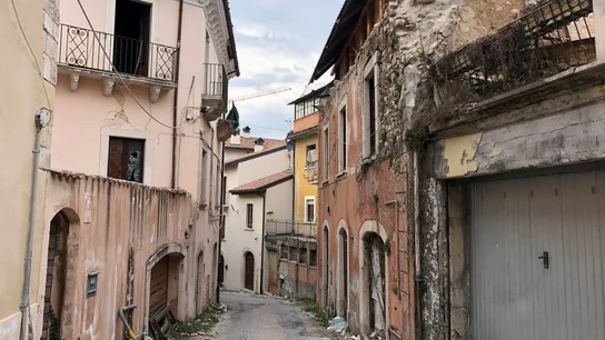 Vista de una calle de L'Aquila, capital de la región italiana de Abruzos, diez años después del terremoto de 2009. Vista de una calle de L'Aquila, capital de la región italiana de Abruzos, diez años después del terremoto de 2009.