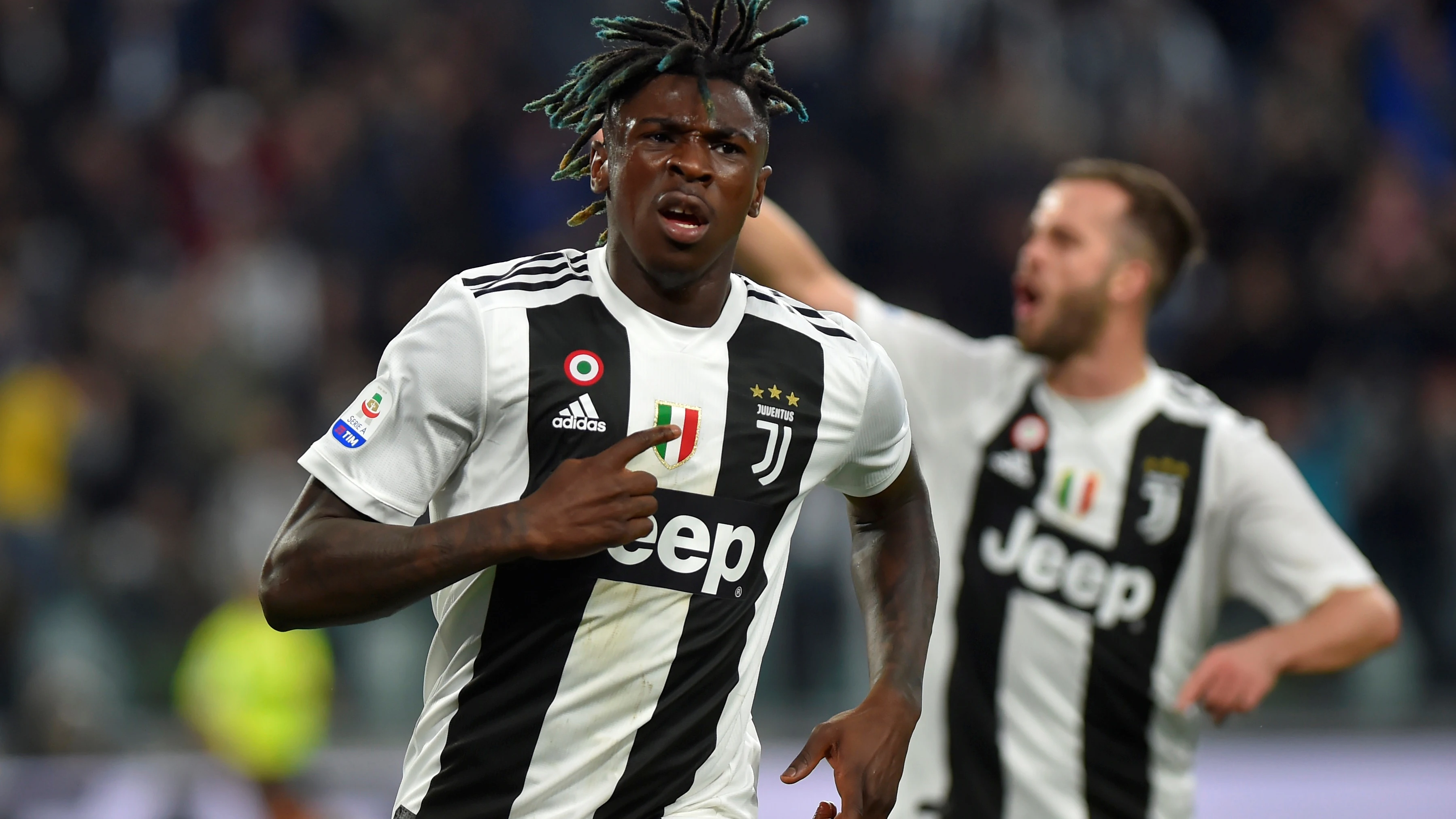 Moise Kean celebra su gol con la Juventus de Turín