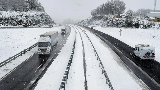 Complicaciones en carreteras de la provincia de Ourense por el frío y nieve Complicaciones en carreteras de la provincia de Ourense por el frío y nieve