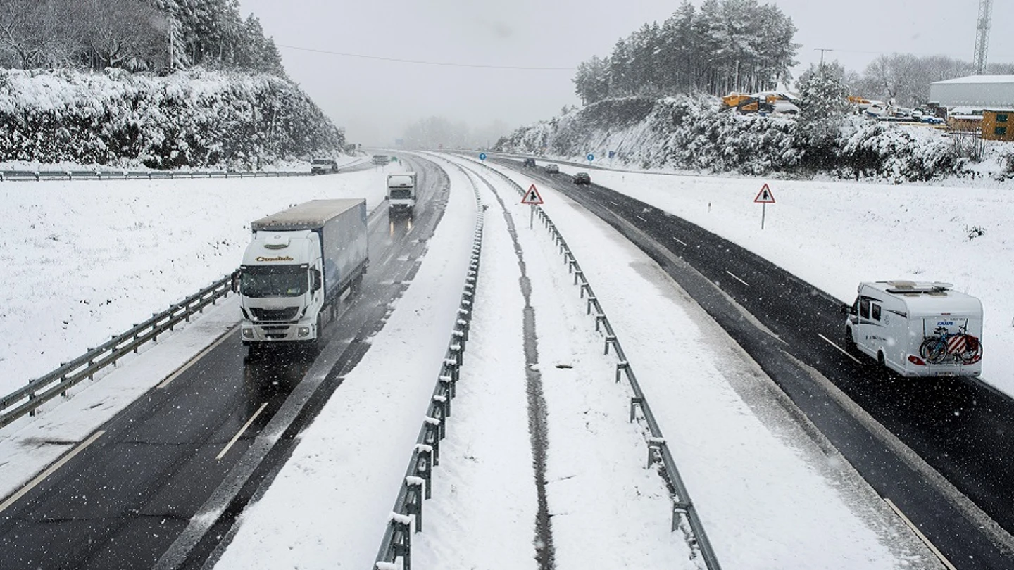 Complicaciones en carreteras de la provincia de Ourense por el frío y nieve Complicaciones en carreteras de la provincia de Ourense por el frío y nieve