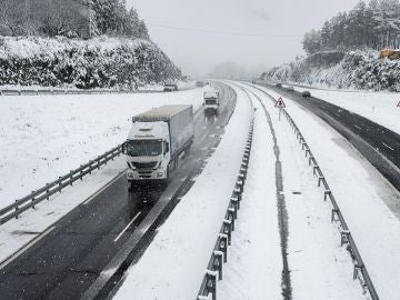 Complicaciones en carreteras de la provincia de Ourense por el frío y nieve Complicaciones en carreteras de la provincia de Ourense por el frío y nieve
