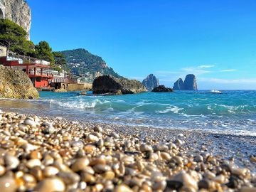 Vista de una playa en la isla de Capri, al sur de Nápoles. Vista de una playa en la isla de Capri, al sur de Nápoles.