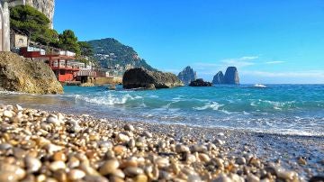 Vista de una playa en la isla de Capri, al sur de Nápoles.