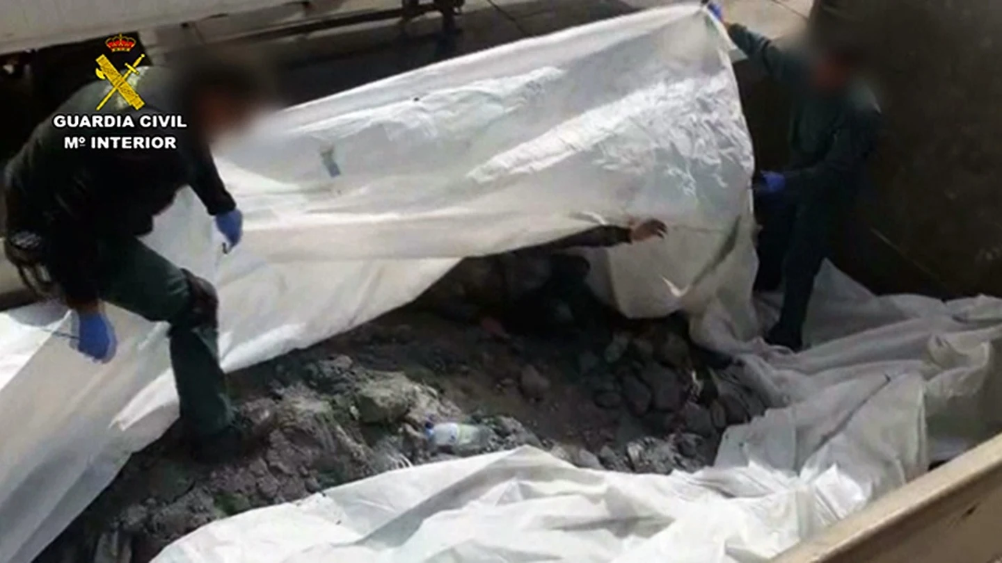 Operación de la Guardia Civil impide la entrada de 2.500 migrantes a buques atracados en Melilla Operación de la Guardia Civil impide la entrada de 2.500 migrantes a buques atracados en Melilla