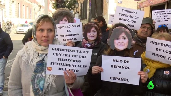 Manifestación de padres de bebés nacidos por gestación subrogada por encontrarse en un 'vacío legal' Manifestación de padres de bebés nacidos por gestación subrogada por encontrarse en un 'vacío legal'