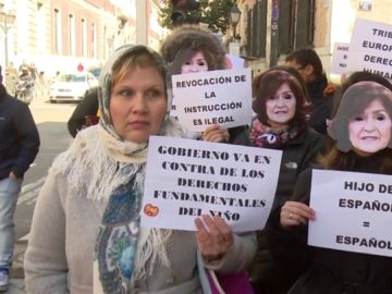 Manifestación de padres de bebés nacidos por gestación subrogada por encontrarse en un 'vacío legal' Manifestación de padres de bebés nacidos por gestación subrogada por encontrarse en un 'vacío legal'