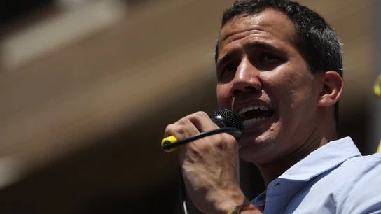 El jefe del Parlamento venezolano Juan Guaidó habla durante un evento con miles de opositores venezolanos este sábado las calles de Caracas (Venezuela) El jefe del Parlamento venezolano Juan Guaidó habla durante un evento con miles de opositores venezolanos este sábado las calles de Caracas (Venezuela)