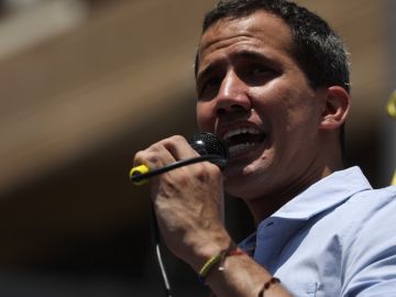 El jefe del Parlamento venezolano Juan Guaidó habla durante un evento con miles de opositores venezolanos este sábado las calles de Caracas (Venezuela) El jefe del Parlamento venezolano Juan Guaidó habla durante un evento con miles de opositores venezolanos este sábado las calles de Caracas (Venezuela)