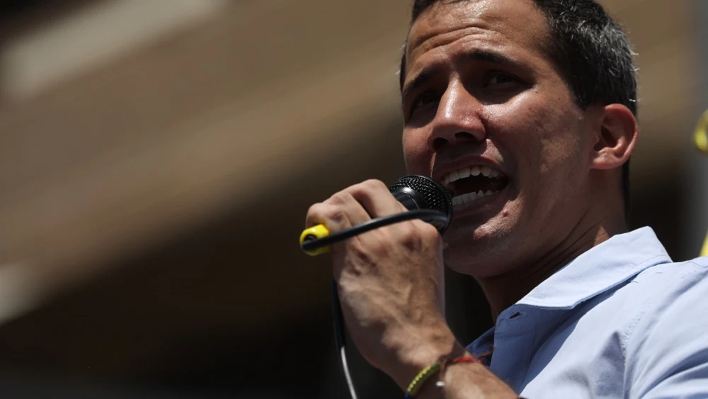 El jefe del Parlamento venezolano Juan Guaidó habla durante un evento con miles de opositores venezolanos este sábado las calles de Caracas (Venezuela)