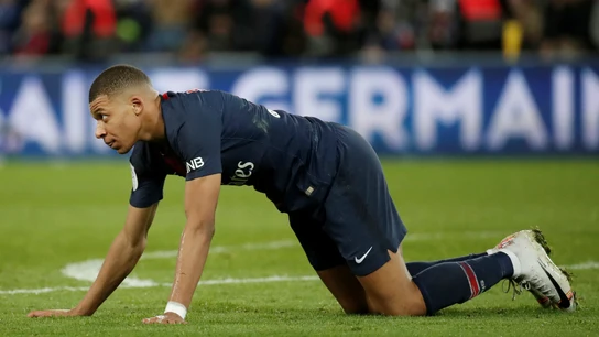 Mbappé, arrodillado Mbappé, arrodillado