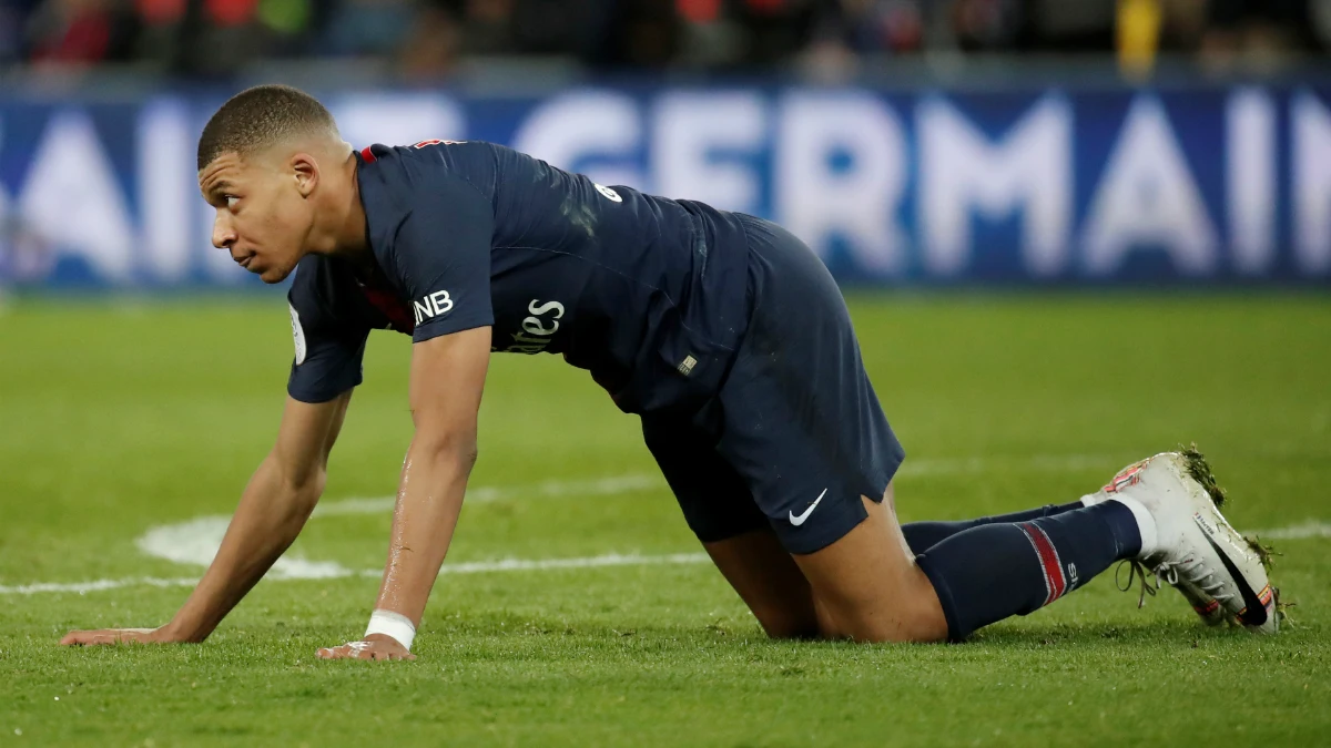 Mbappé, arrodillado