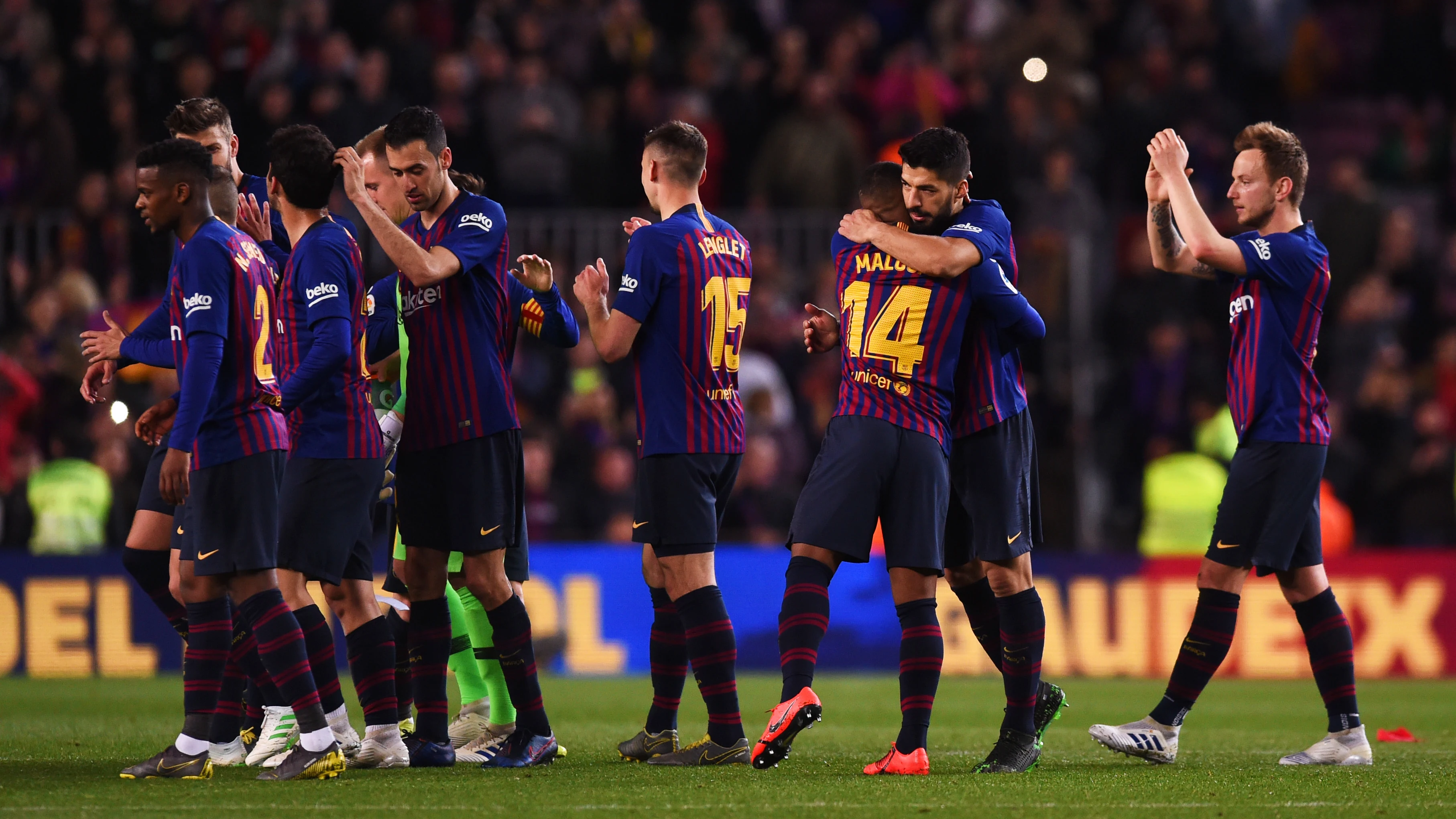 Los futbolistas del Barcelona celebran la victoria