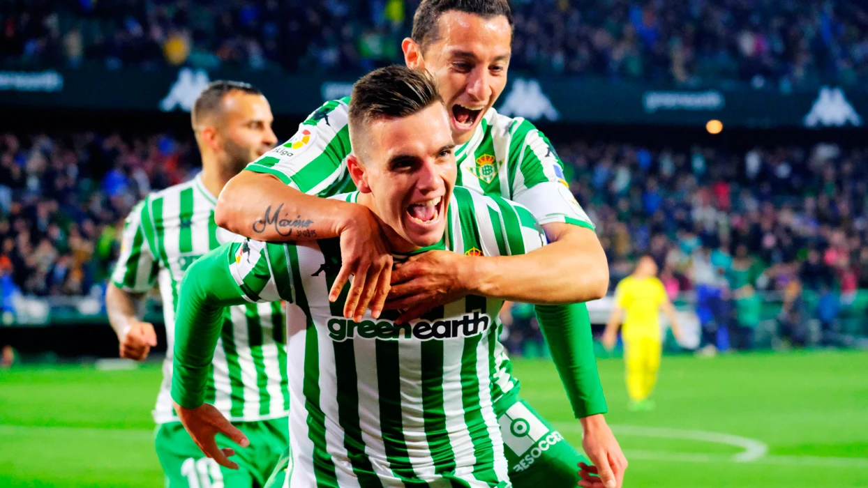 Giovani Lo Celso y Andrés Guardado celebrando un gol del Betis