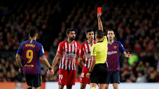 Gil Manzano muestra la roja a Diego Costa Gil Manzano muestra la roja a Diego Costa