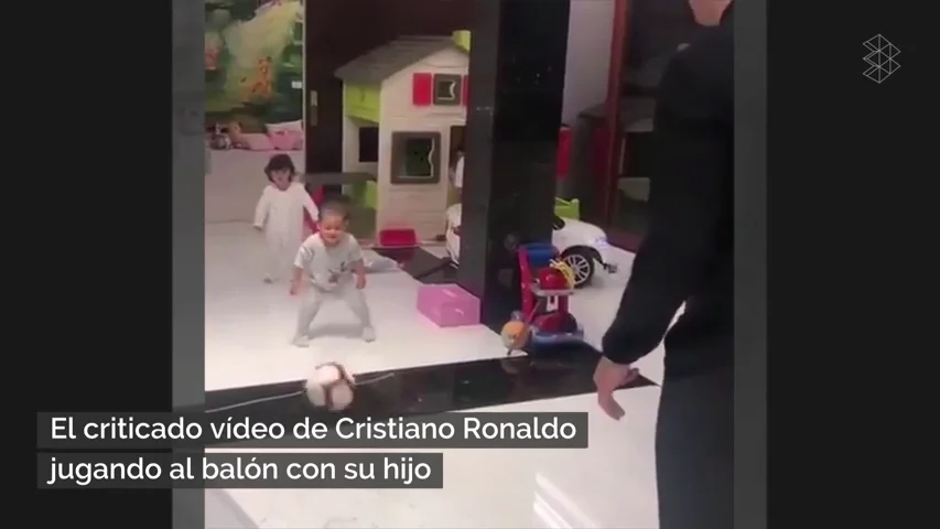 El niño juega a la pelota y ella con un carrito de la limpieza: el criticado vídeo de Cristiano Ronaldo