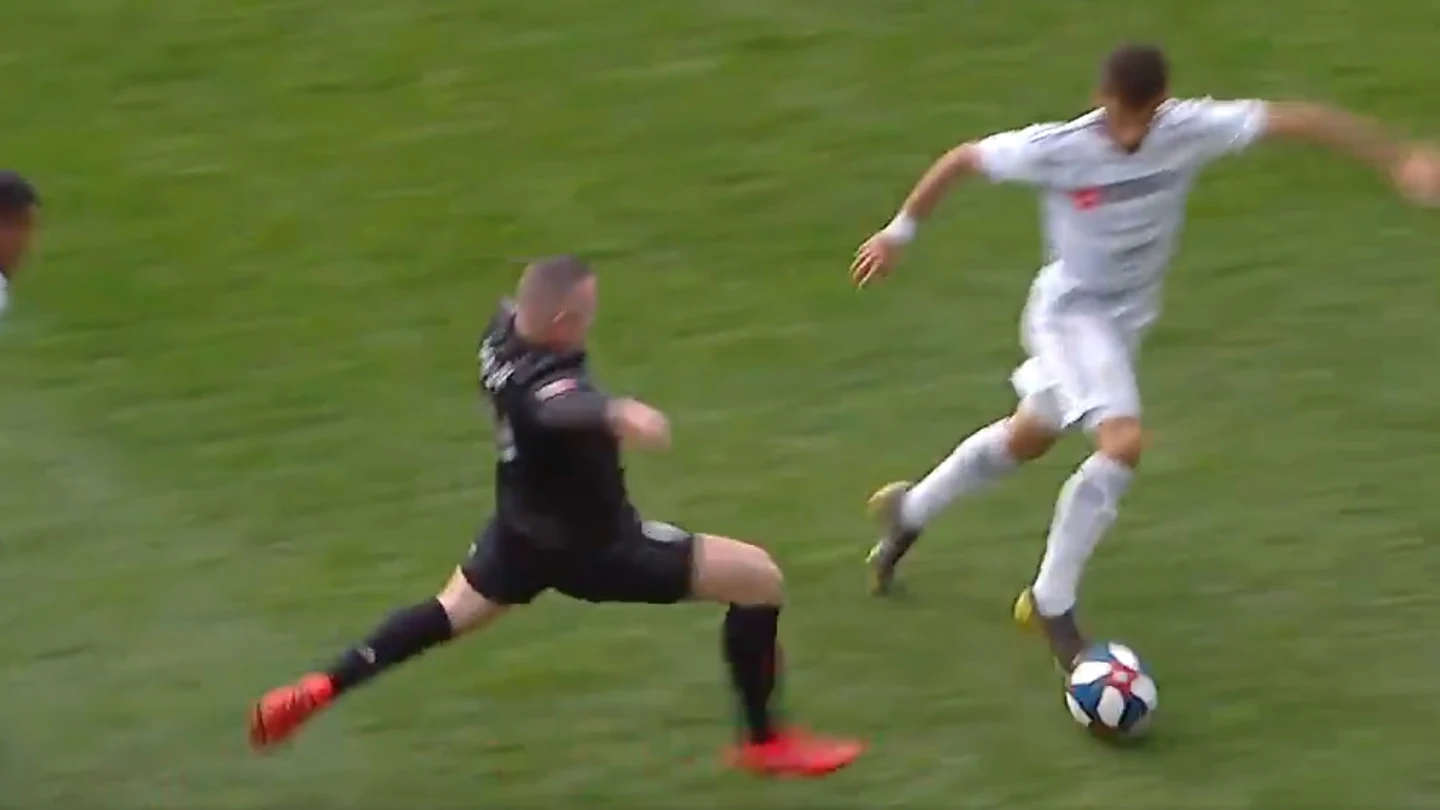 Brutal entrada de Rooney sobre su rival Brutal entrada de Rooney sobre su rival