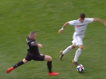 Brutal entrada de Rooney sobre su rival Brutal entrada de Rooney sobre su rival