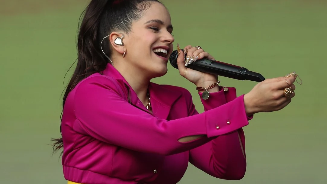 Rosalía durante un concierto.