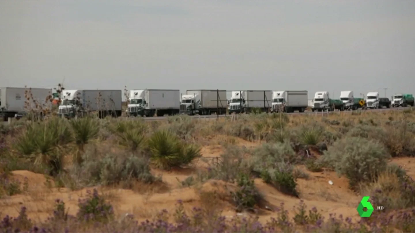 Camiones en un mega atasco en la frontera entre Estados Unidos y México. Camiones en un mega atasco en la frontera entre Estados Unidos y México.