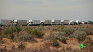 Camiones en un mega atasco en la frontera entre Estados Unidos y México.