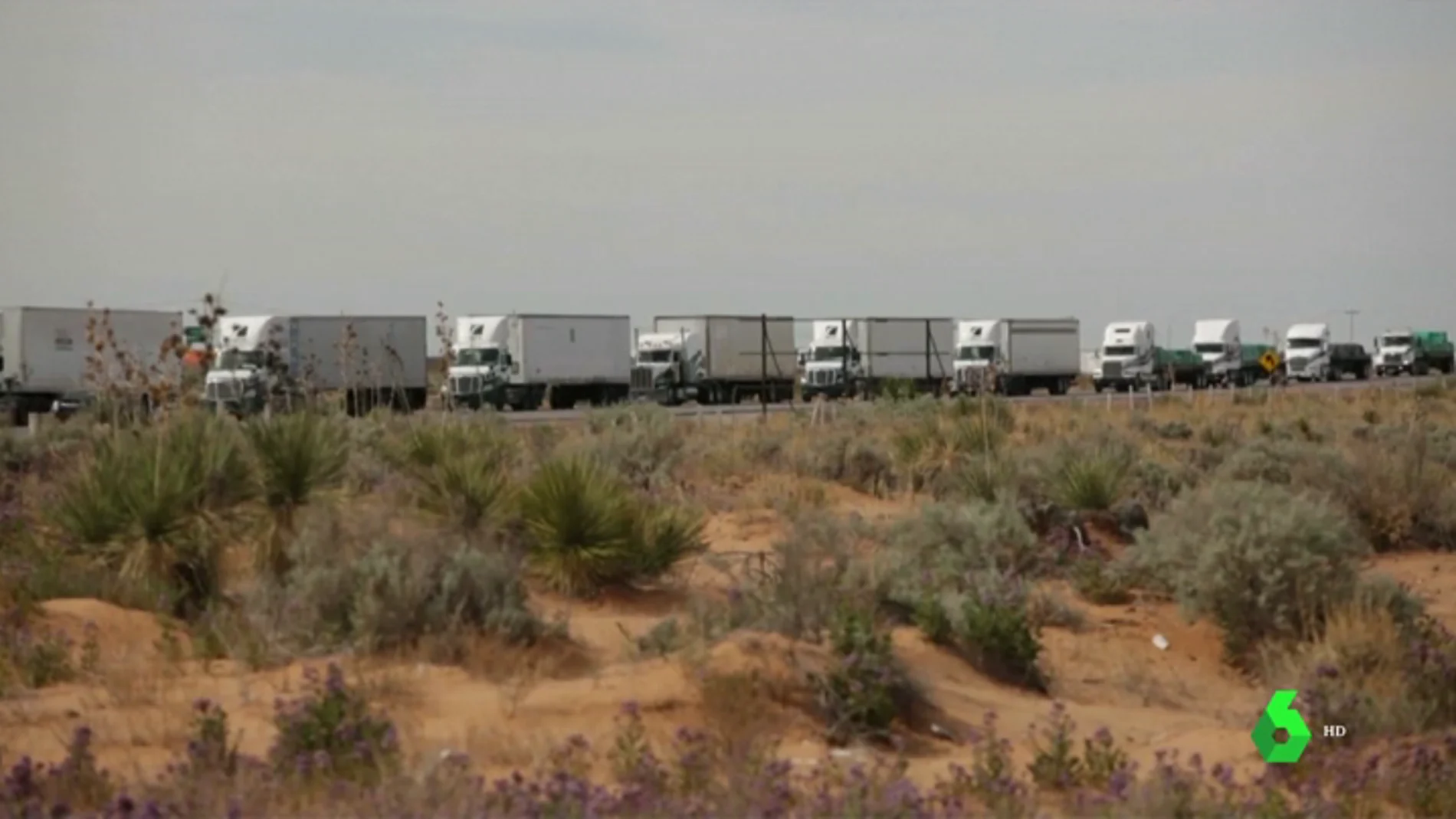 Camiones en un mega atasco en la frontera entre Estados Unidos y México.