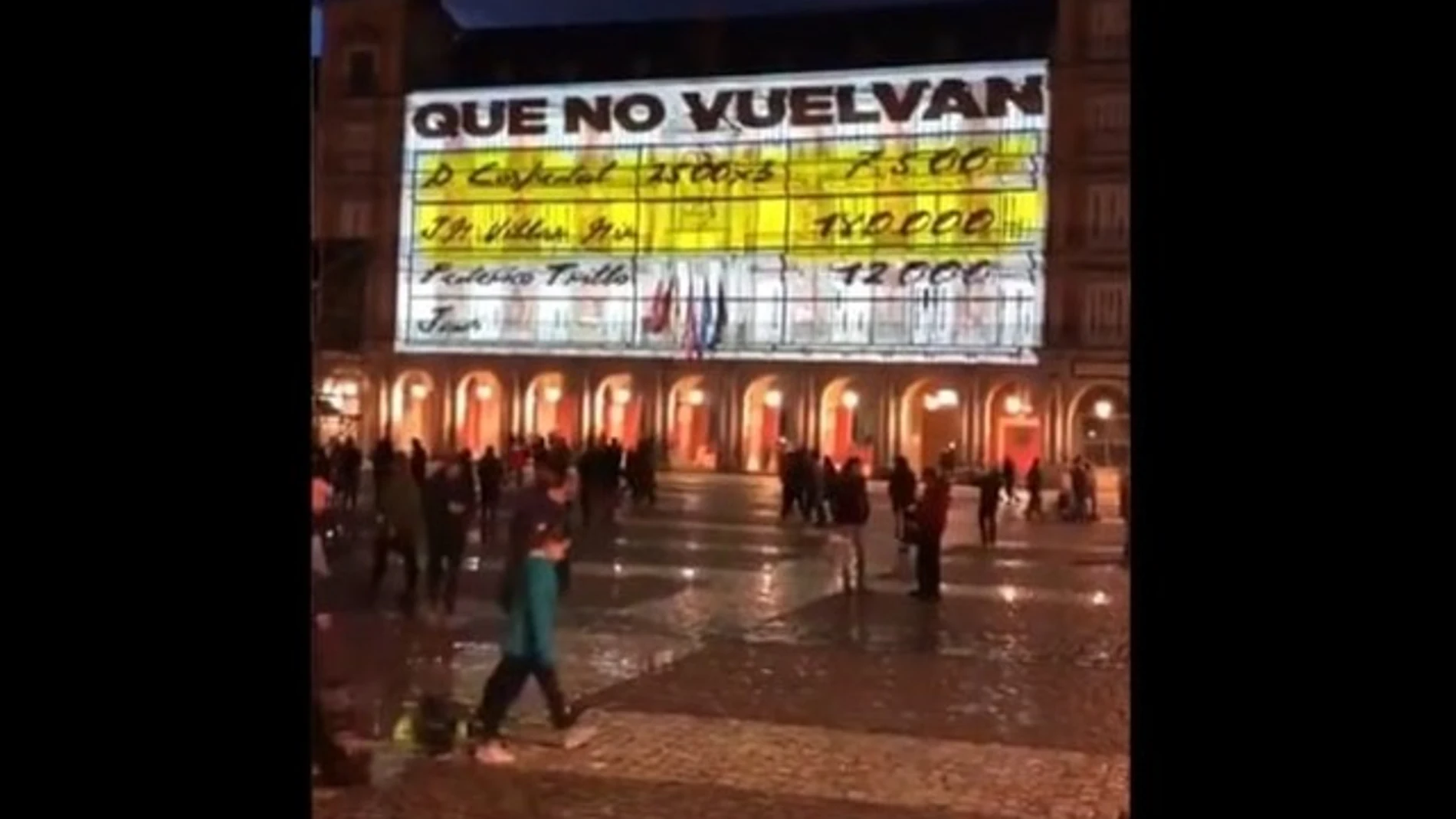 Imagen de los 'papeles de Bárcenas' proyectados en la Plaza Mayor de Madrid