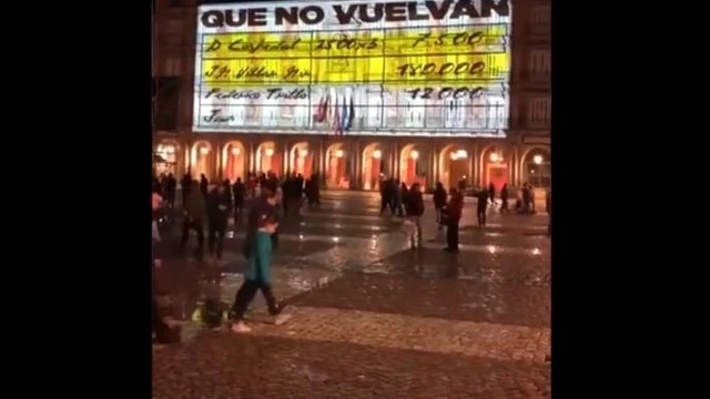 Imagen de los 'papeles de Bárcenas' proyectados en la Plaza Mayor de Madrid