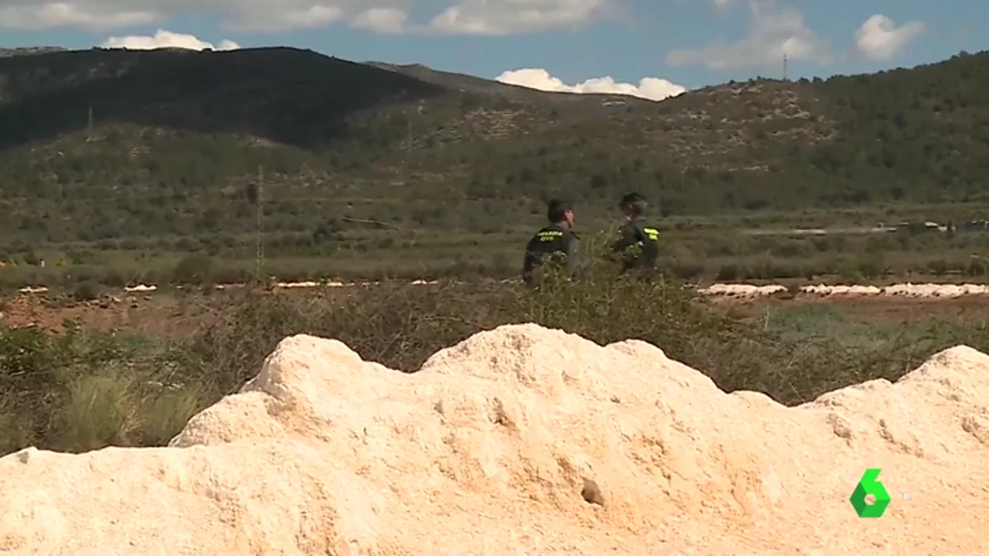 Enterrado bajo tierra y con signos de violencia: así hallaron el cadáver de la joven asesinada en Vinaròs Enterrado bajo tierra y con signos de violencia: así hallaron el cadáver de la joven asesinada en Vinaròs