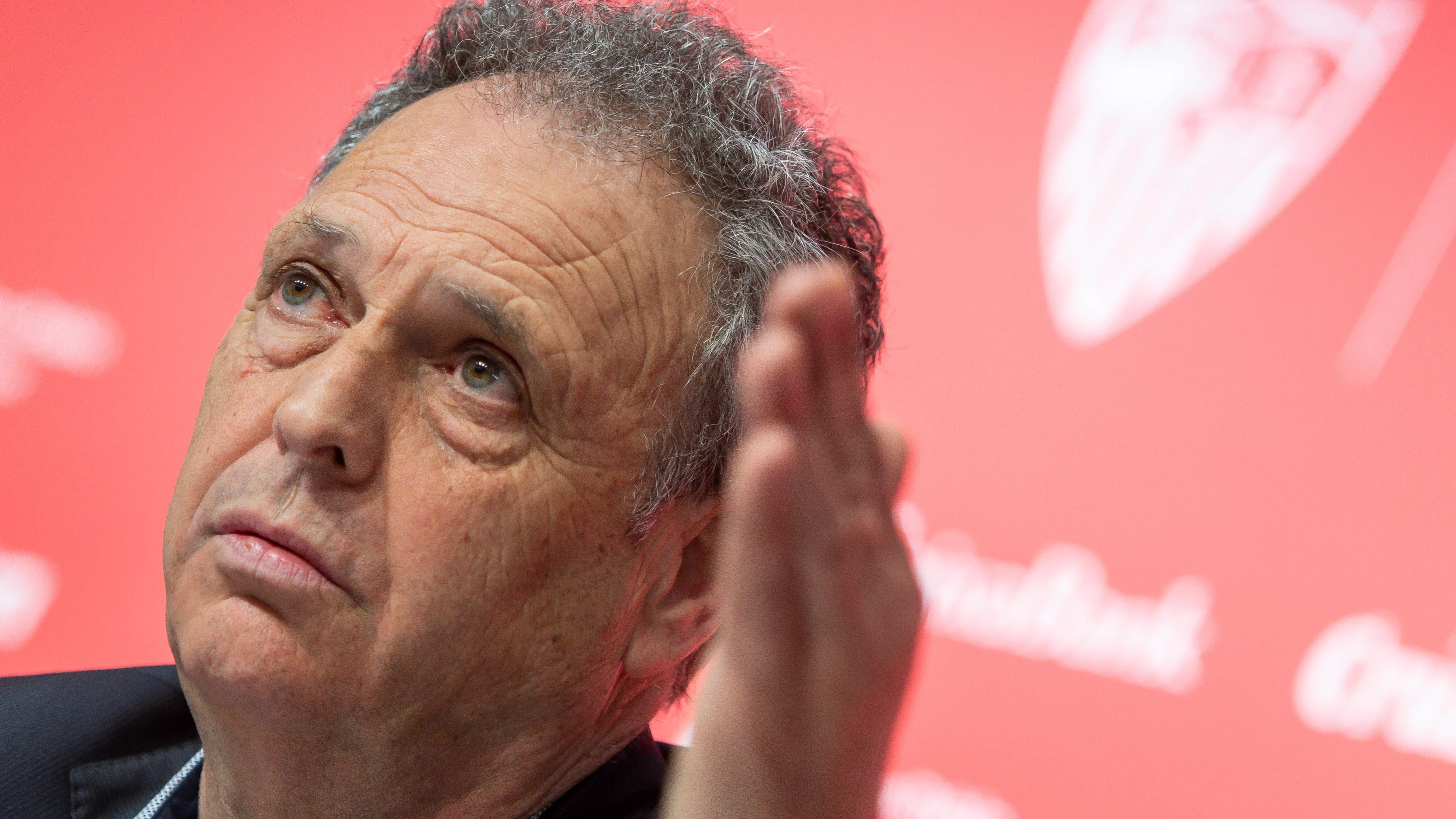 Joaquín Caparrós, en una rueda de prensa con el Sevilla Joaquín Caparrós, en una rueda de prensa con el Sevilla
