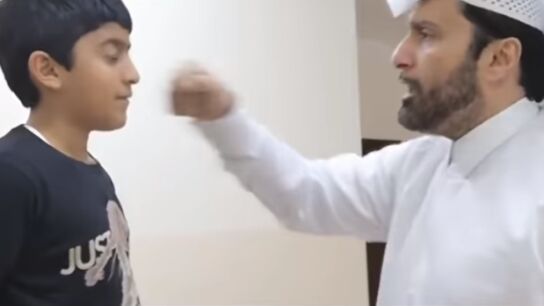 El soci&oacute;logo mostrando la manera correcta de pegar a una mujer seg&uacute;n el islam 