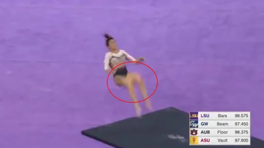 Una gimnasta se rompe las dos piernas al realizar un salto en competición Una gimnasta se rompe las dos piernas al realizar un salto en competición