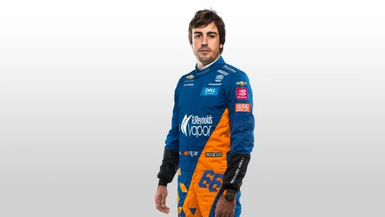 Fernando Alonso con su indumentaria para participar en Indianápolis Fernando Alonso con su indumentaria para participar en Indianápolis
