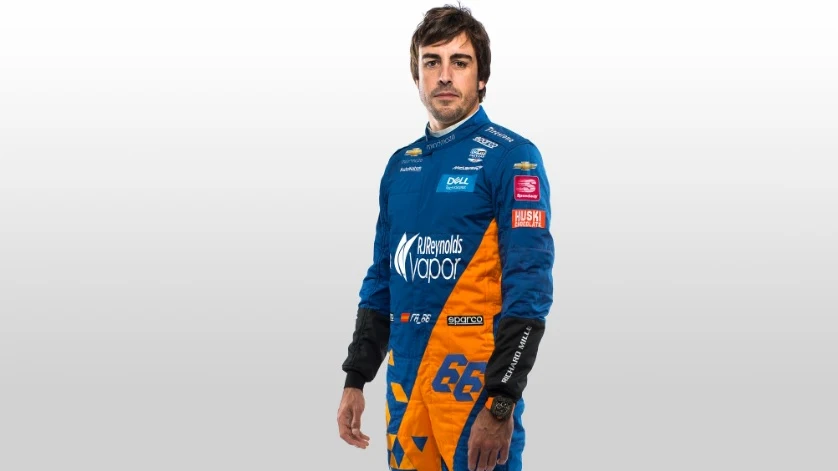 Fernando Alonso con su indumentaria para participar en Indianápolis