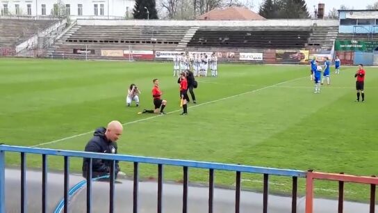 Un linier pide matrimonio a una linier antes de un partido
