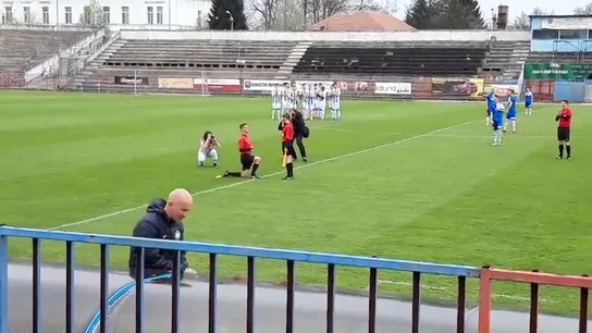 Un linier pide matrimonio a una linier antes de un partido Un linier pide matrimonio a una linier antes de un partido