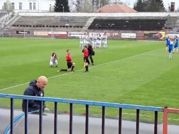 Un linier pide matrimonio a una linier antes de un partido Un linier pide matrimonio a una linier antes de un partido