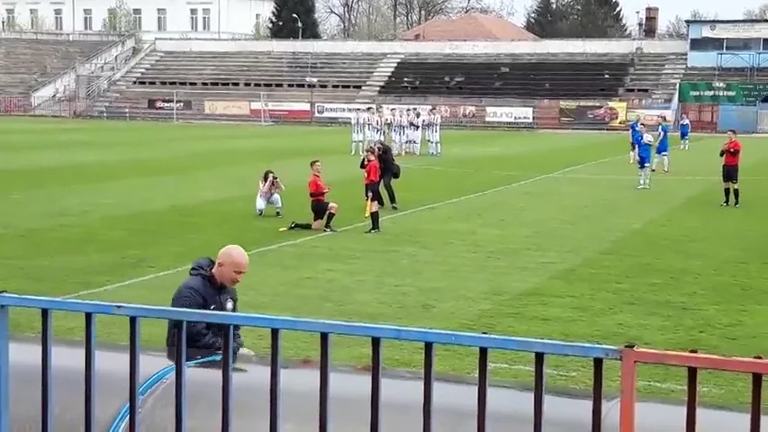 Un linier pide matrimonio a una linier antes de un partido