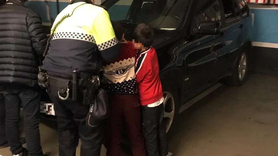 Los menores en el parking del casino 