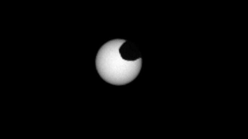 La NASA capta cómo las dos lunas de Marte causan un eclipse de Sol