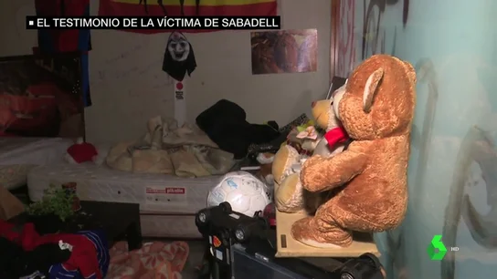 La víctima de la 'Manada de Sabadell' no acude a declarar tras sufrir "un ataque de pánico" al encontrarse con uno de sus agresores La víctima de la 'Manada de Sabadell' no acude a declarar tras sufrir "un ataque de pánico" al encontrarse con uno de sus agresores