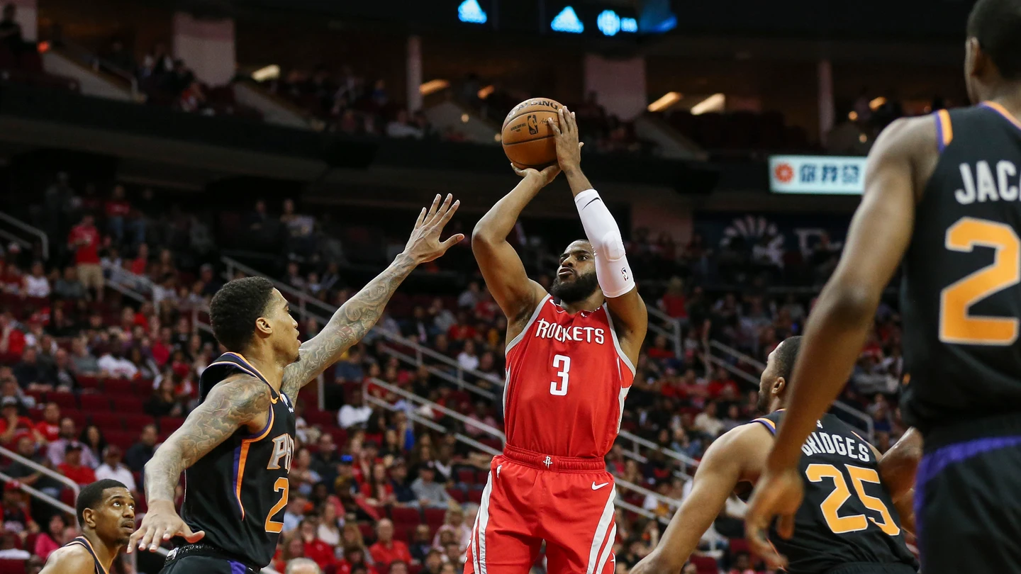 Chris Paul lanza a canasta ante los Phoenix Suns Chris Paul lanza a canasta ante los Phoenix Suns