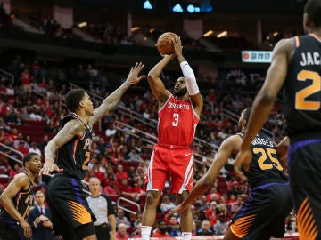 Chris Paul lanza a canasta ante los Phoenix Suns Chris Paul lanza a canasta ante los Phoenix Suns