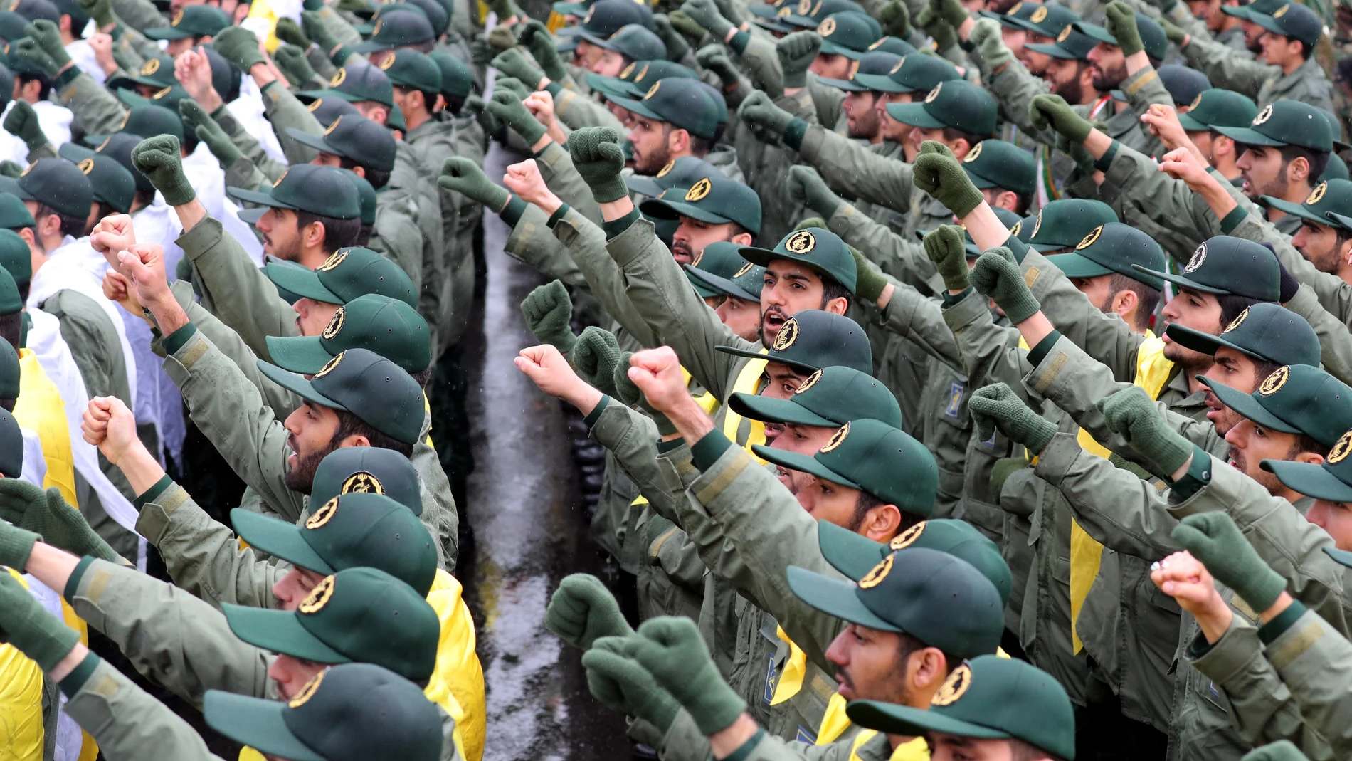 Decenas de efectivos de la Guardia Revolucionaria iraní durante una ceremonia 