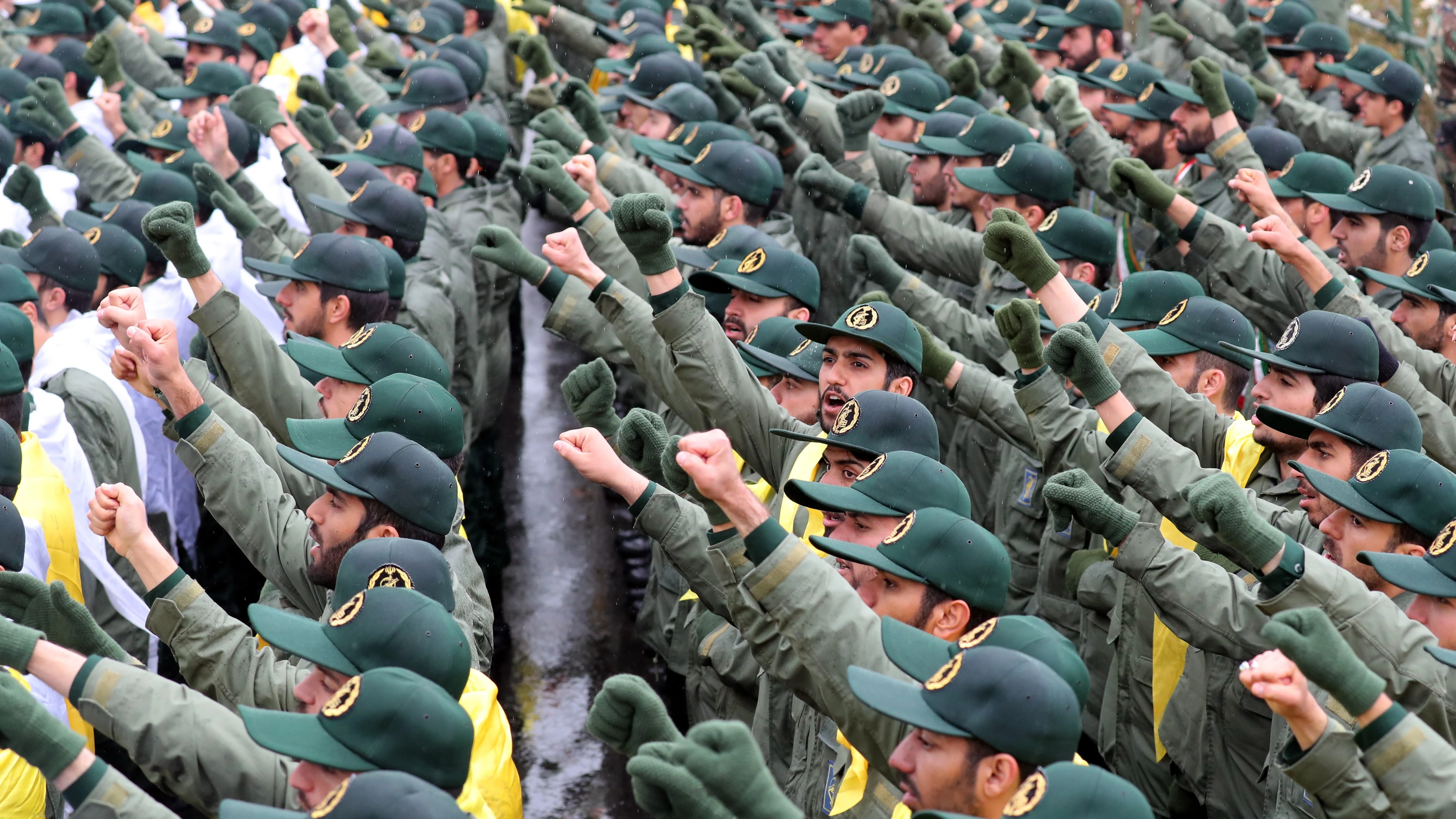 Decenas de efectivos de la Guardia Revolucionaria iraní durante una ceremonia 