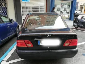 Vehículo estacionado en una zona de movilidad reducida Vehículo estacionado en una zona de movilidad reducida